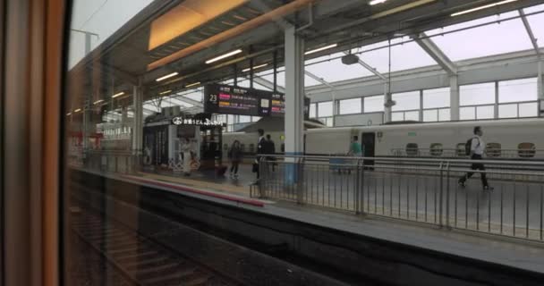 Поезд Jepenese Shinkansen отходит от станции — стоковое видео