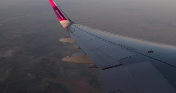 Fliegen im Flugzeug — Stockvideo