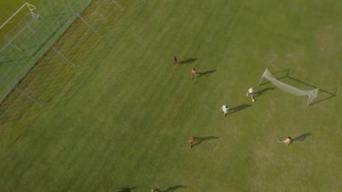 Sıradan futbol oynuyorum.