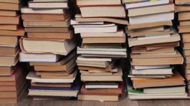 Yığının içindeki kitap duvarı