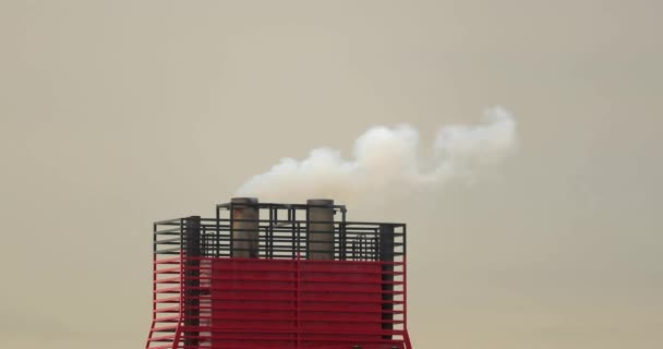 Курение на выхлопных газах — стоковое видео
