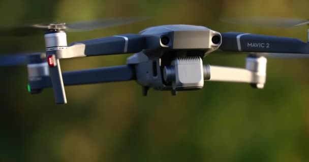 Drone die buiten vliegt — Stockvideo