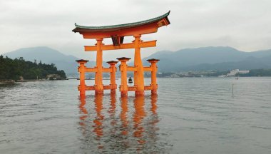 Miyajima, Hiroşima 'da Tori kapısı
