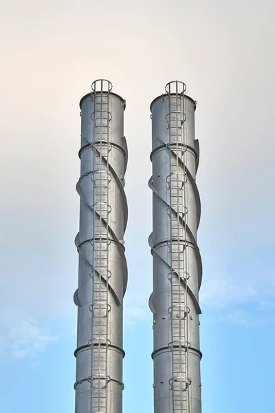 工業用煙突が 2 本 — ストック写真