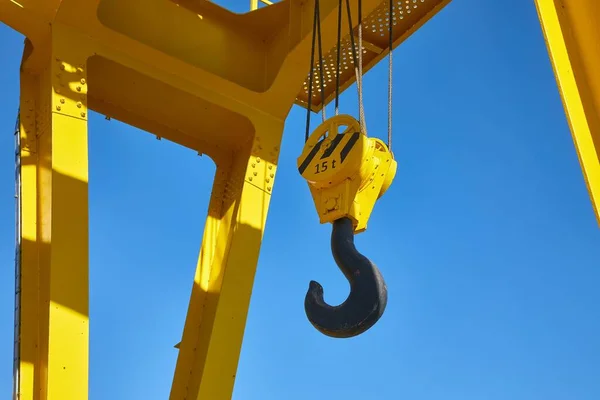 Grúa con ganchos colgando — Foto de Stock