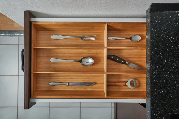 Minimalist mutfak aletleri bir çekmeceye konur. — Stok fotoğraf