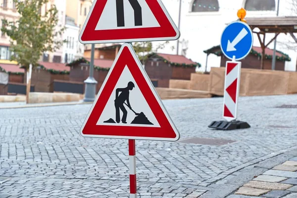 Uyarı işaretli kentsel inşaat alanı — Stok fotoğraf