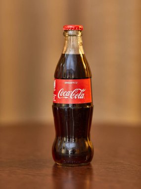 Bir şişe Coca-Cola.