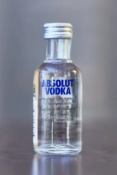 Absolut Vodka pequena garrafa — Fotografia de Stock