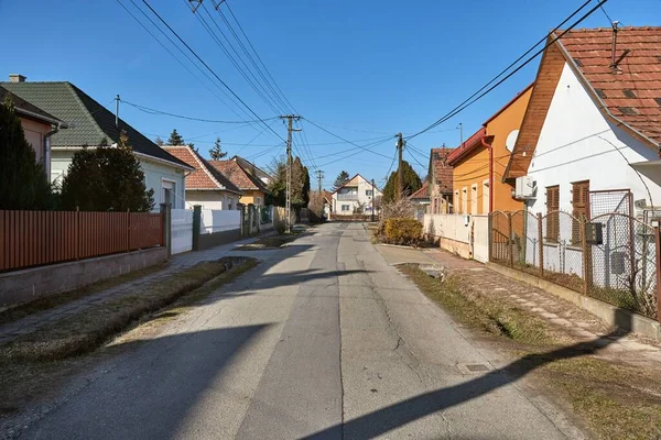 Dorfstraße mit Häusern — Stockfoto