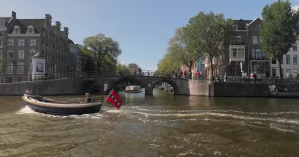 Amsterdam vista desde los canales en un barco — Vídeos de Stock