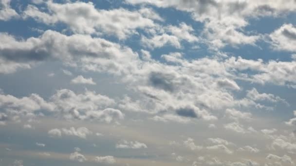 Hareket eden bulutların zamanlaması — Stok video