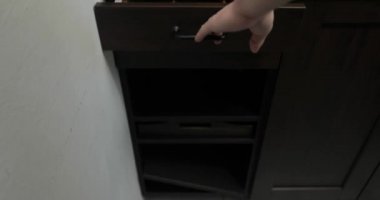 Minimalist mutfak aletleri bir çekmeceye konur.