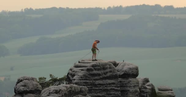 登顶的登山者 — 图库视频影像