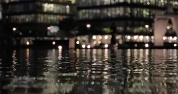 Bâtiments de bureaux reflétant dans l'eau de fontaine — Video