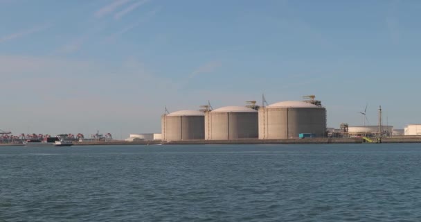 Puerto de petróleo Silos, contenedores de petróleo y gas — Vídeo de stock