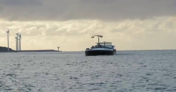 Navire de charge entrant dans le port de Rotterdam — Video