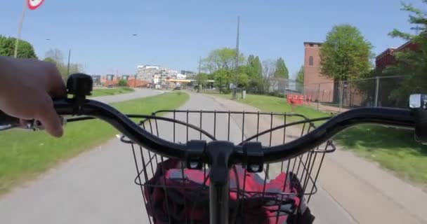 Mit dem Fahrrad unterwegs — Stockvideo