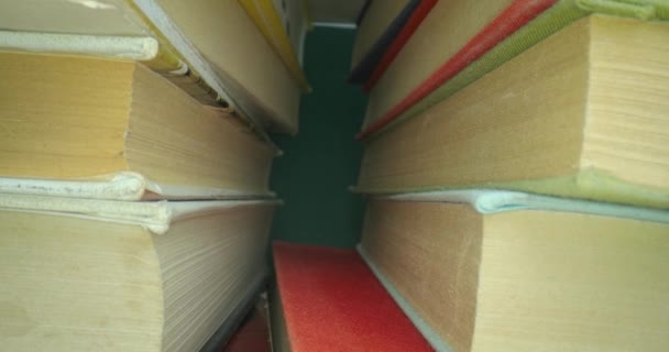 Kitaplar üst üste dizilmiş makro görünüm — Stok video