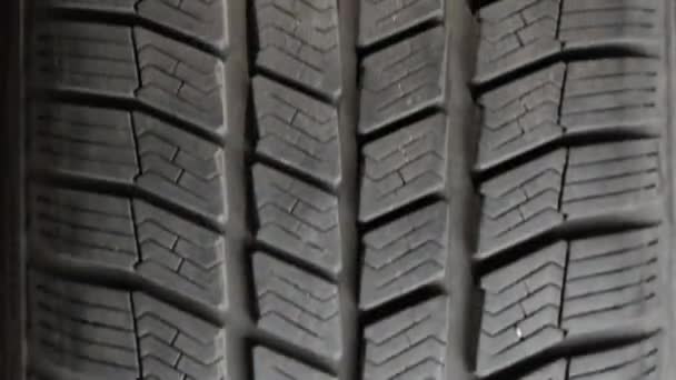 Neumático de coche girando más despacio — Vídeo de stock