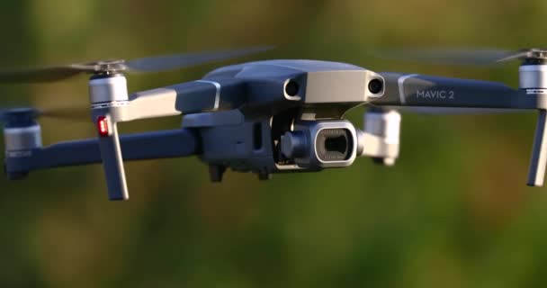 Drone die buiten vliegt — Stockvideo