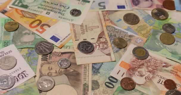 Peněžní bankovky a mince z mnoha zemí — Stock video