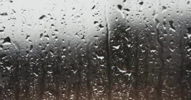 Yağmurlu pencere yüzeyi