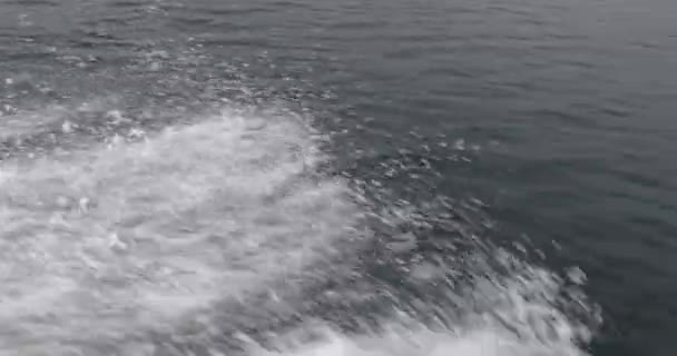 Sıçrayan dalgalar motorbotu uyanıyor yavaş çekim — Stok video