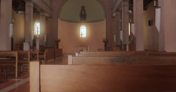 Katolska kyrkan interiör zooma in — Stockvideo