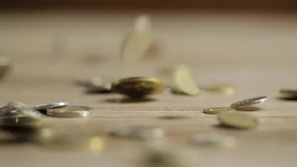 许多硬币坠落缓慢运动 — 图库视频影像