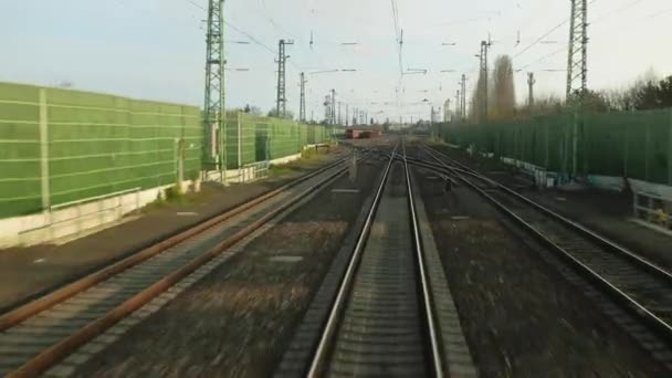 Вид сзади на железную дорогу — стоковое видео