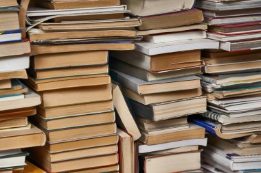 Kitap duvarı birikti.