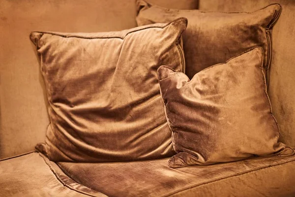 Sofá com almofadas — Fotografia de Stock