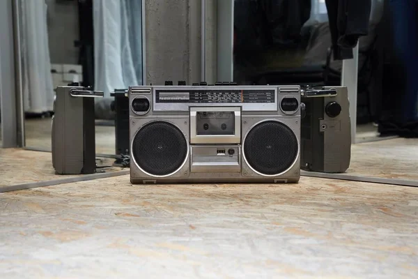 Старый кассетный музыкальный проигрыватель, гетто бластер — стоковое фото