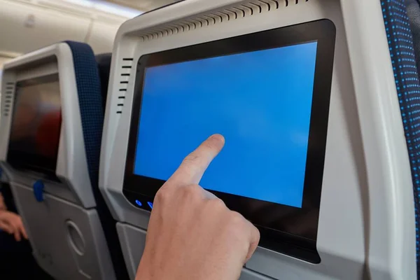 Информационно-развлекательный экран самолета — стоковое фото