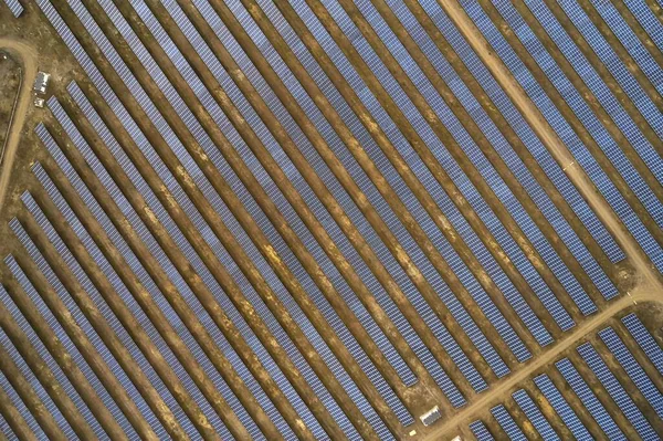 Solární panelová elektrárna — Stock fotografie
