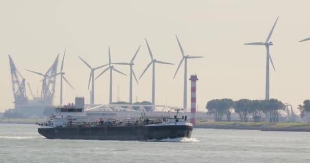 Schiff mit Containern durch Rotterdam — Stockvideo