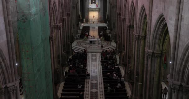 Iglesia católica con ceremonia en el interior — Vídeo de stock