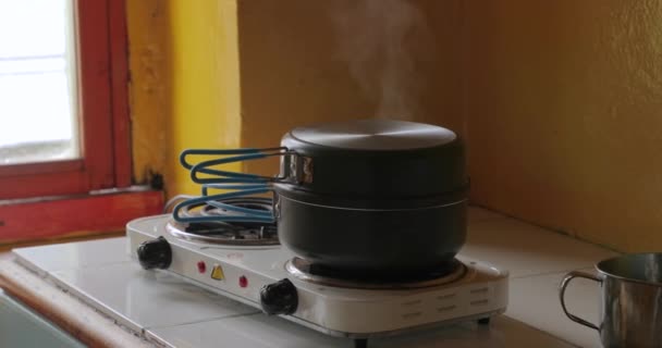 Cocinar vapor que sube de la olla — Vídeo de stock