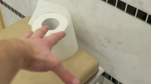 Agarrar duro para llegar rollo de papel higiénico — Vídeo de stock