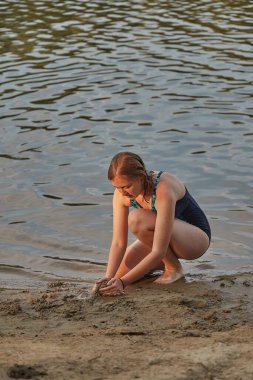 kumlu sahilde oynarken