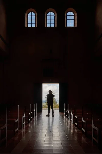 Em pé na porta da igreja — Fotografia de Stock