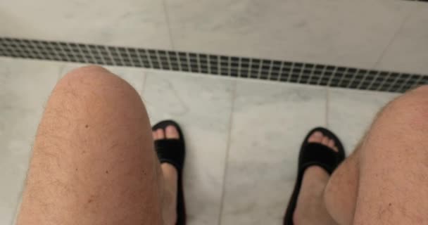 Auf der Toilette sitzen — Stockvideo