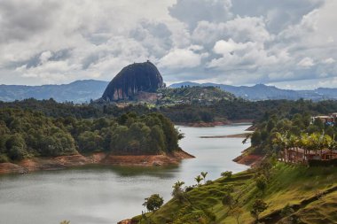 Guatape kaya gözleme noktası Piedra del Penol
