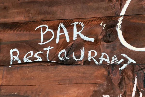 Restaurante bar sinal pintado em tábua de madeira — Fotografia de Stock