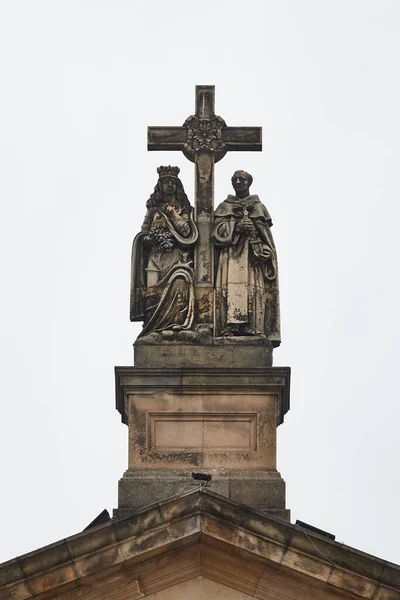 Church detail cross and sculptures — Stockfoto