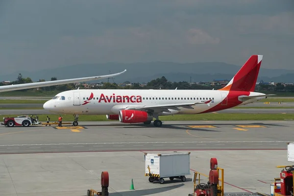 Avianca vliegtuig op de luchthaven van Bogota — Stockfoto
