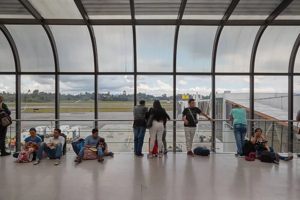 Passageiros à espera no edifício do terminal do aeroporto — Fotografia de Stock