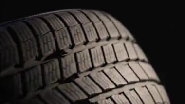 Araba lastiği yavaşlıyor.