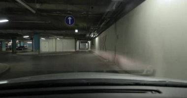 Otoparkın bodrumunda araba kullanırken.